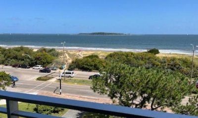Apartamento 2 dormitorios con vista al mar primera línea Playa Mansa, Punta del Este