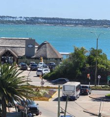Apartamento de 2 dormitorios con parrillero propio y servicios en Playa Mansa