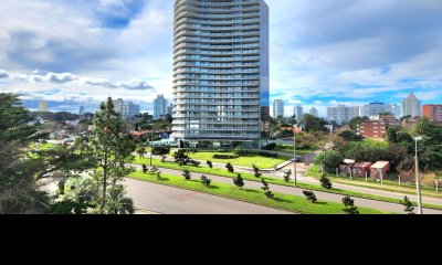 Apartamento 2 dormitorios terraza cochera a sólo 100mts del mar en Playa Mansa Punta del Este