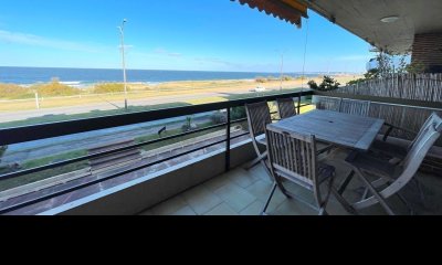Apartamento en venta en Primera fila frente al mar Playa Mansa con parrillero y estufa a leña !