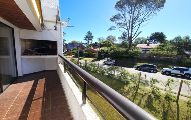 Apartamento 2 dormitorios parrillero estufa a leña cochera bajos gastos Playa Mansa