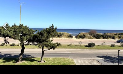 Apartamento 100% reciclado 2 dormitorios Vista al mar primera línea con estufa a leña esquinero al oeste garage Playa Mansa Punta del Este