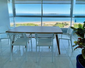 Apartamento de 4 dormitorios con parrillero en primera linea Playa Mansa