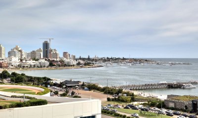 Apartamento a estrenar amoblado piso alto 1 dormitorio frente a Enjoy vista al mar terraza y garage Playa Mansa Punta del Este