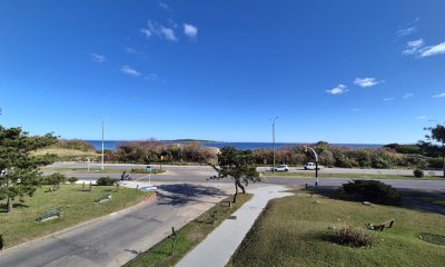 Apartamento de 3 dormitorios + servicio con vista al mar Playa Mansa