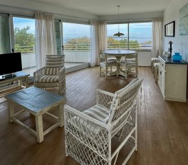 Apartamento de 3 dormitorios + servicio con vista al mar Playa Mansa
