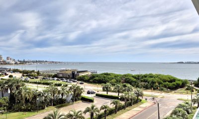 Apartamento a estrenar 1 dormitorio frente a Enjoy vista al mar teraza y garage Playa Mansa Punta del Este