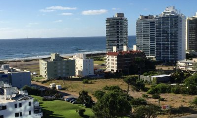 Apartamento 2 domritorios moderno en piso alto con excelentes servicios Playa Brava Punta del Este