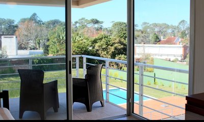 Apartamento moderno 1 dormitorio con parrillero propio terraza garage Playa Mansa a metros del mar Punta del Este