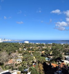 Oportunidad moderno planta cómoda piso alto 3 dormitorios 2 baños terraza con espectacular vista al mar garage venta Punta del Este