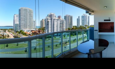 Apartamento de 2 dormitorios y medio con vista a Playa Mansa, Punta del Este