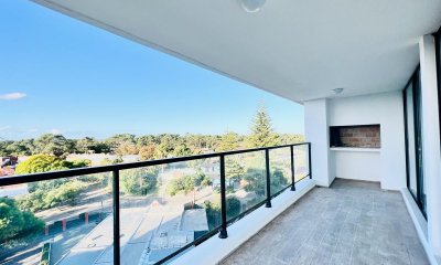 Apartamento de 2 dormitorios moderno con parrillero terraza y cochera en Punta del Este