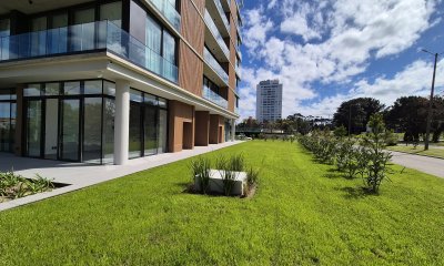 Apartamento tipo casa de 2 dormitorios a estrenar con gran terraza y jardín Playa Mansa Punta del Este