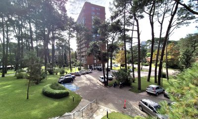Apartamento de 1 dormitorio semi reciclado enPlaya Mansa Punta del Este