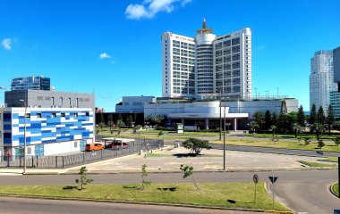 Apartamento categoría de 3 dormitorios 2 baños cochera en Playa Mansa