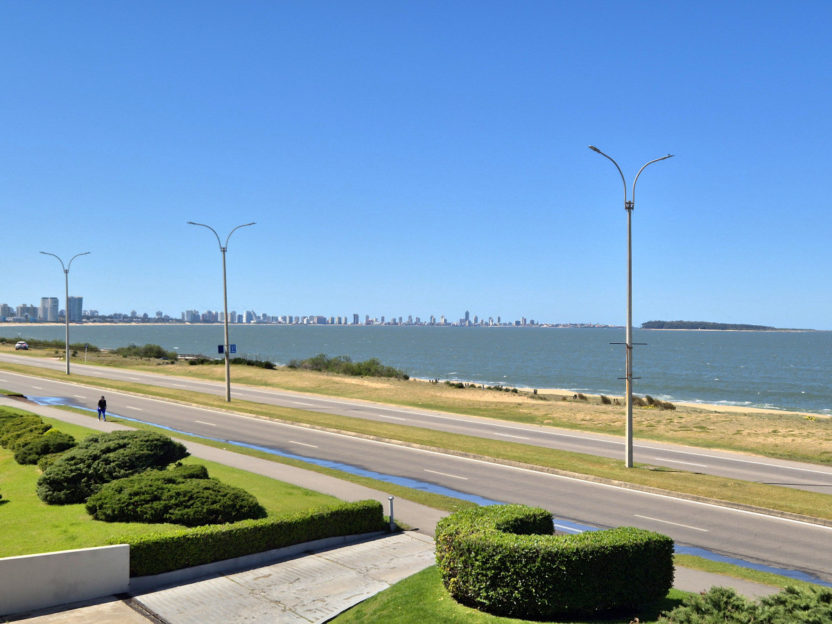 Apartamento reciclado 2 dormitorios frente al mar primera línea terraza cochera Playa Mansa Pinares