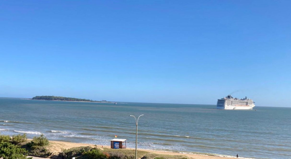Oportunidad de 2 dormitorios con vista al mar y balcón Primera línea Playa Mansa 