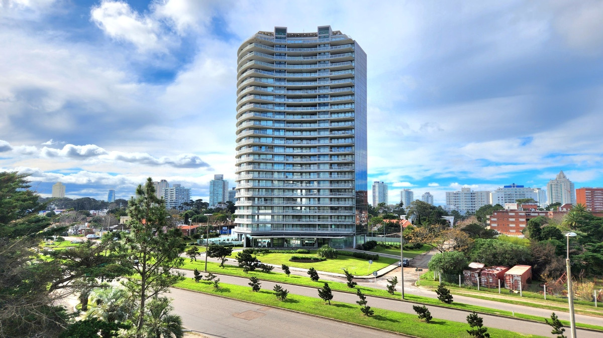 Apartamento de 2 dormitorios, terraza y cochera. A sólo 200mts del mar en Playa Mansa Punta del Este