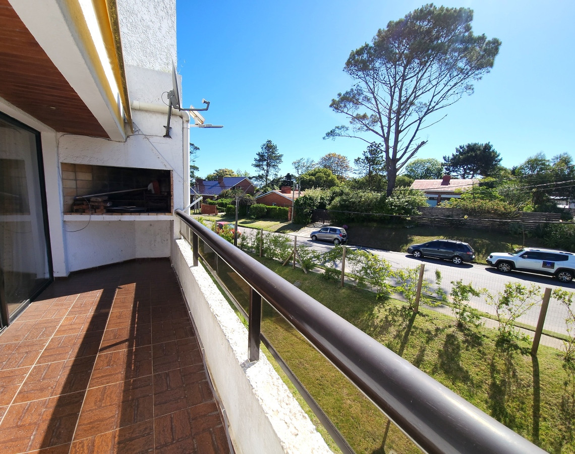 Oportunidad Apartamento 2 dormitorios parrillero estufa a leña cochera bajos gastos Playa Mansa