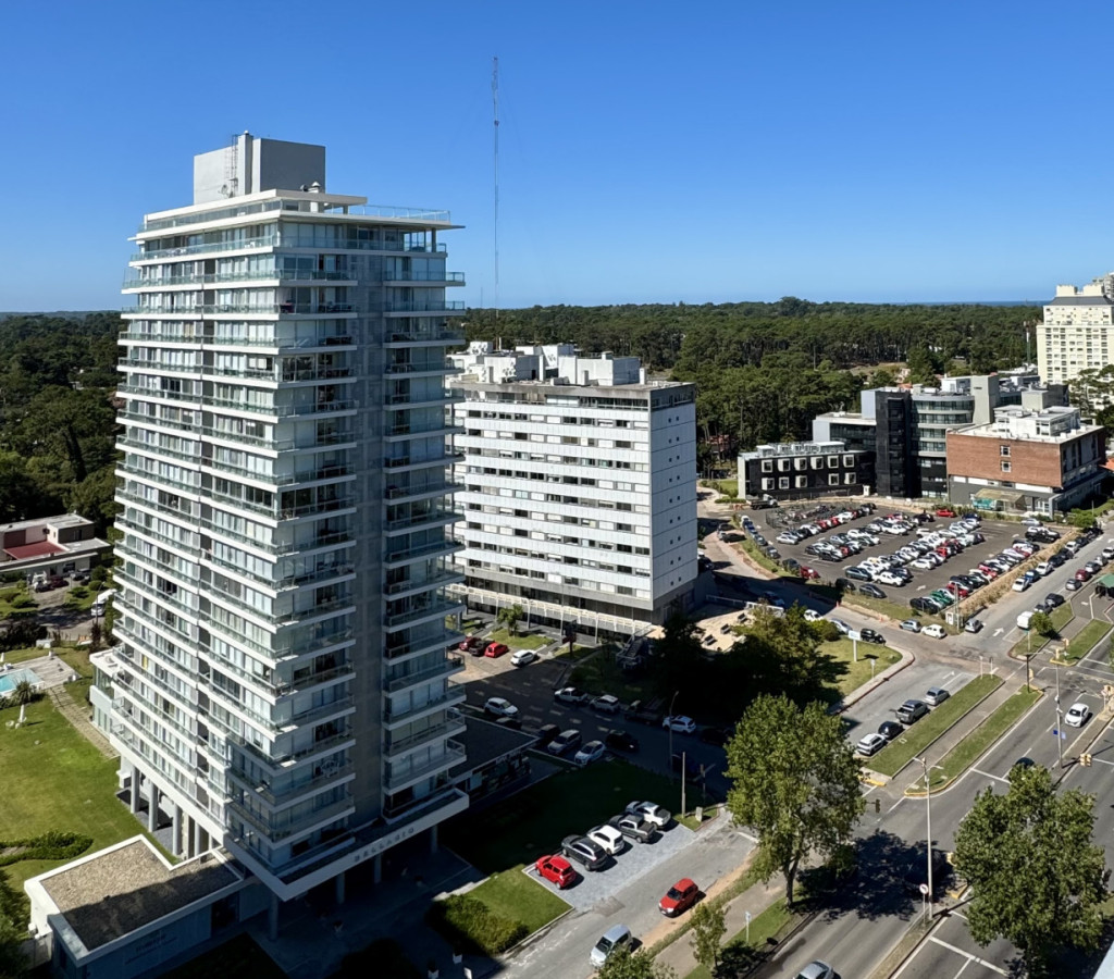 Oportunidad 3 dormitorios 2 baños con balcón piso alto Punta del Este 