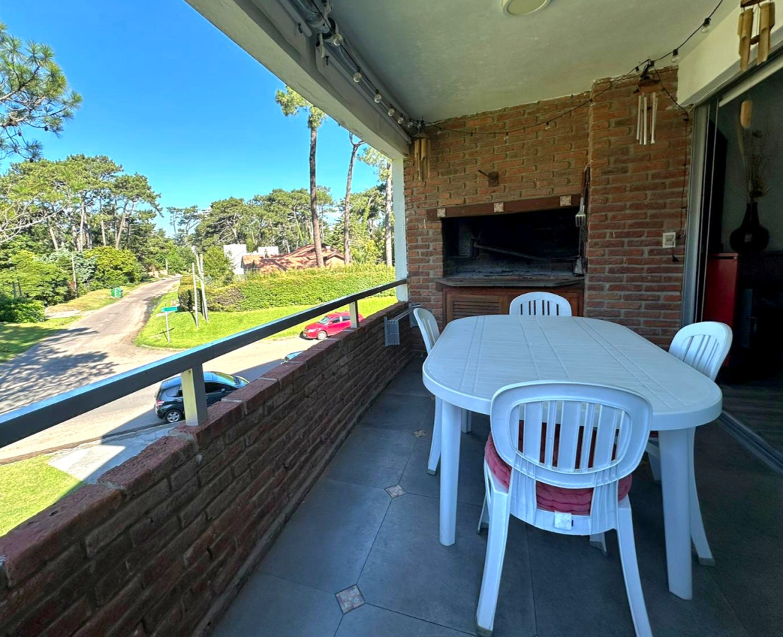 Apartamento 2 dormitorios Playa Mansa con parrillero, estufa y garage
