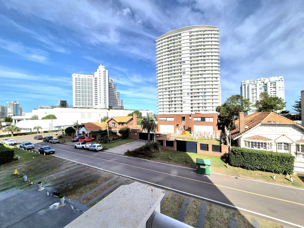 Apartamento 2 dormitorios, terraza y cochera a sólo 100mts del mar en Playa Mansa Punta del Este