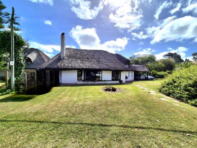 Casa 4 dormitorios a media cuadra del mar con piscina y jardín Pinares Playa Mansa 