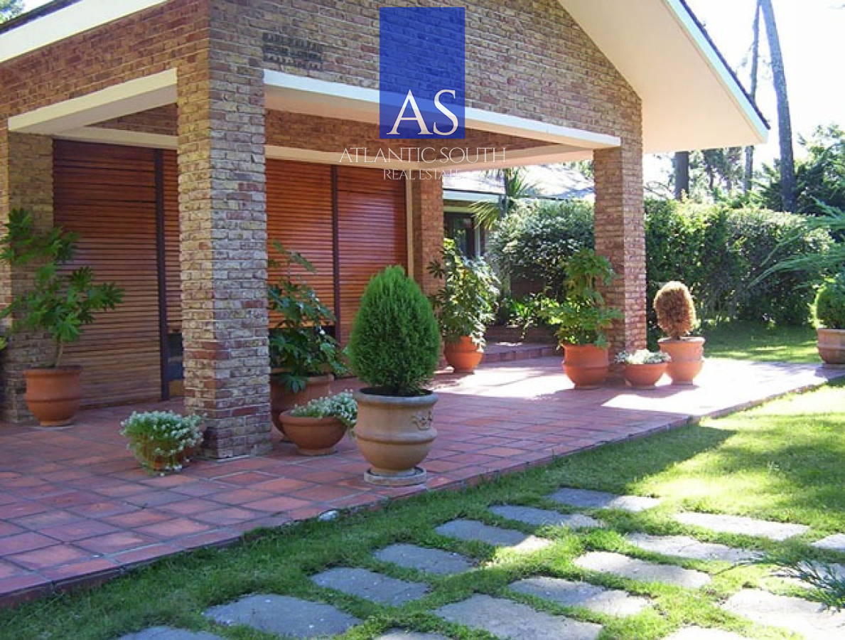 Casa ID.4060 - Casa de 5 dormitorios excelente zona a metros de Playa Mansa, Punta del Este.