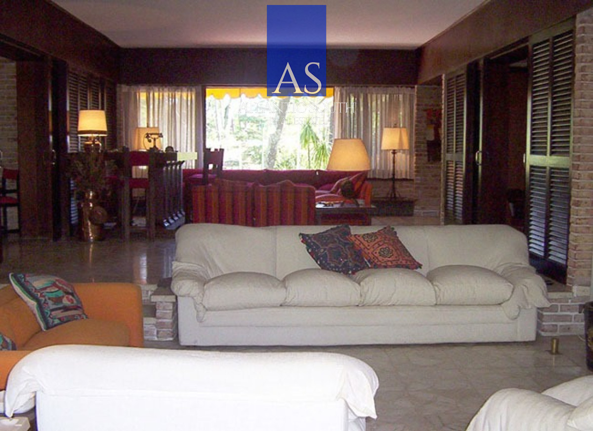 Casa ID.4060 - Casa de 5 dormitorios excelente zona a metros de Playa Mansa, Punta del Este.