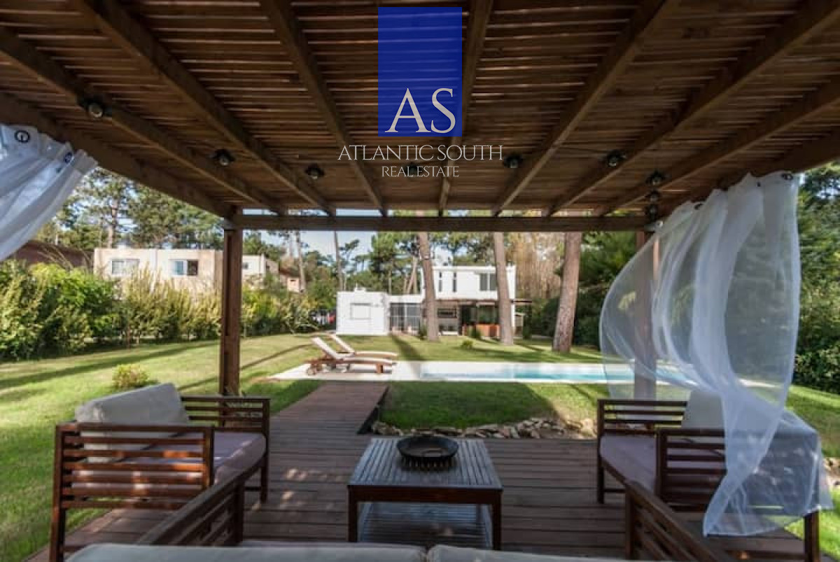Casa ID.5090 - Casa de 4 dormitorios con piscina y amplio jardín en Punta del Este