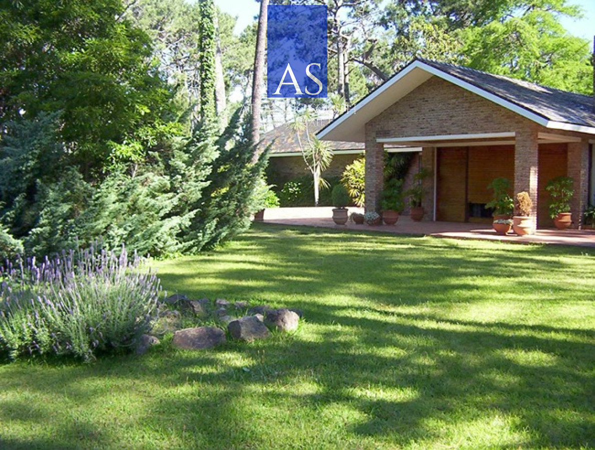 Casa ID.4060 - Casa de 5 dormitorios excelente zona a metros de Playa Mansa, Punta del Este.