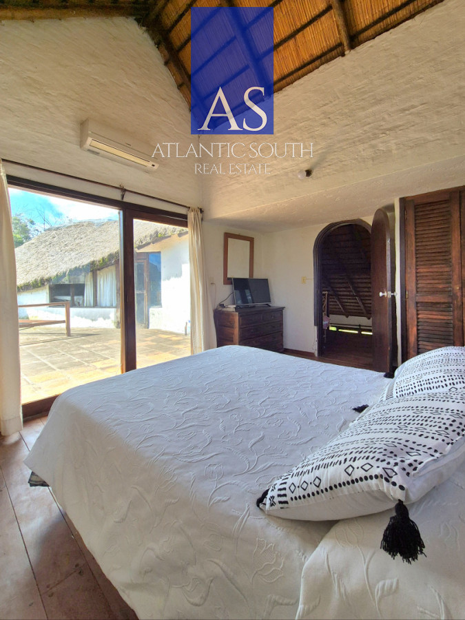 Casa ID.4454 - Casa 4 dormitorios a media cuadra del mar con piscina y jardín Pinares Playa Mansa 