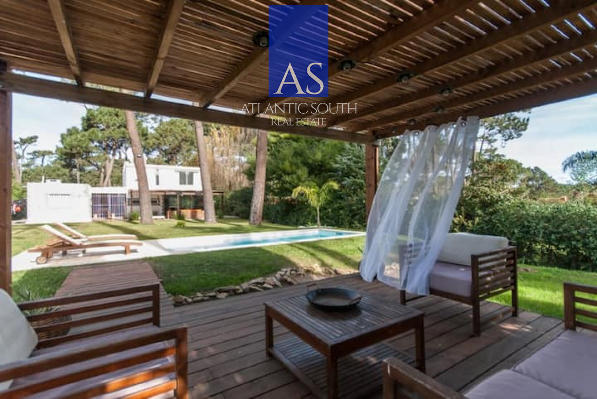 Casa ID.5090 - Casa de 4 dormitorios con piscina y amplio jardín en Punta del Este