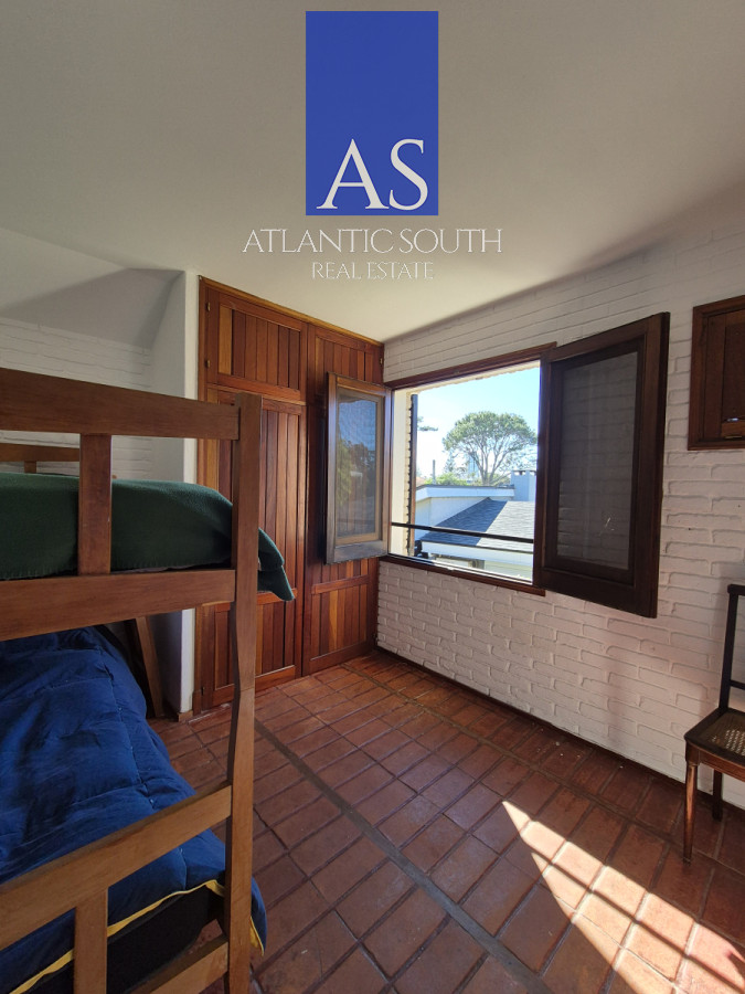 Casa ID.4174 - Oportunidad Casa de 4 dormitorios cercana al mar construcción tradicional barbacoa piscina Playa Mansa Punta del Este