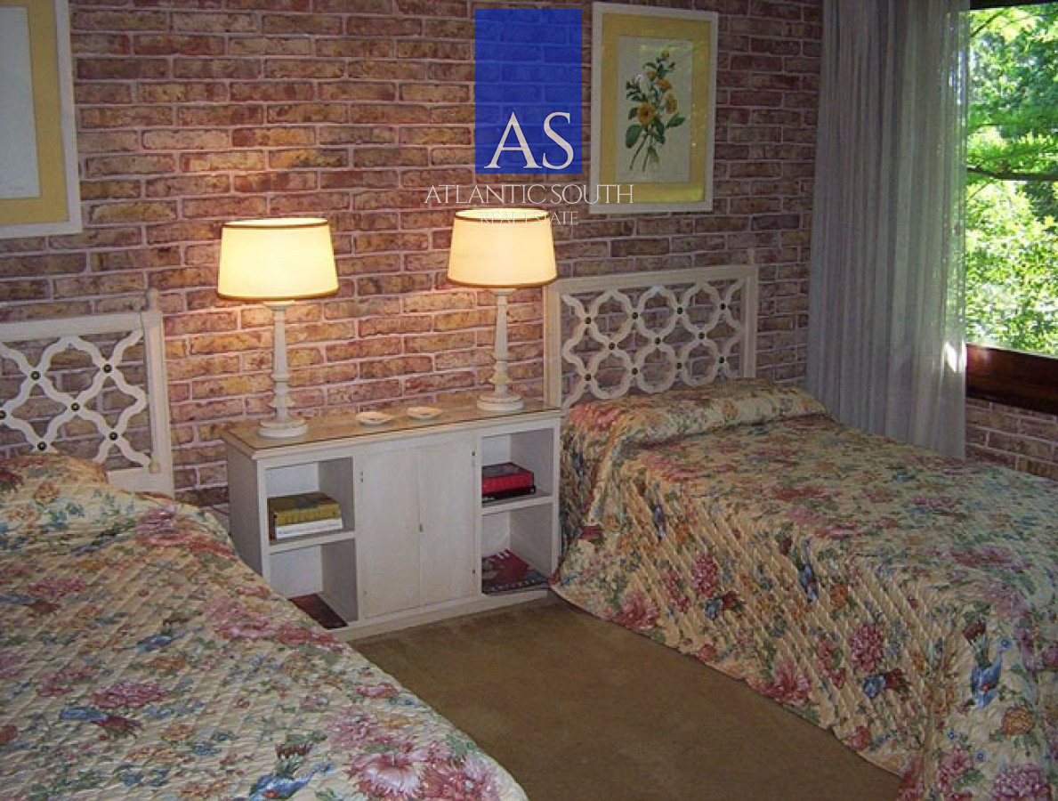 Casa ID.4060 - Casa de 5 dormitorios excelente zona a metros de Playa Mansa, Punta del Este.