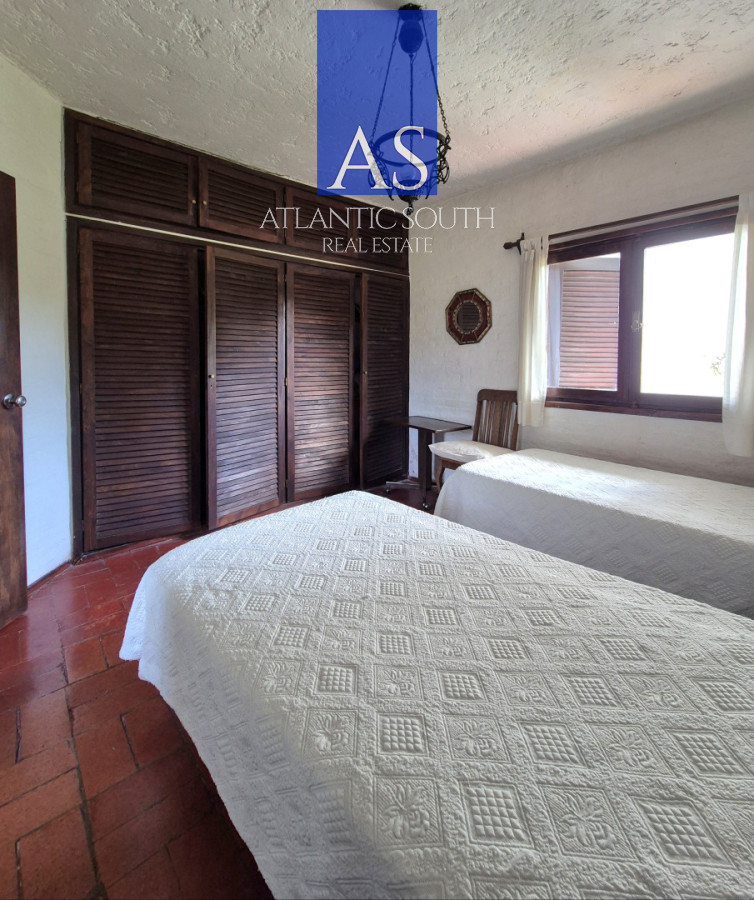 Casa ID.4454 - Casa 4 dormitorios a media cuadra del mar con piscina y jardín Pinares Playa Mansa 