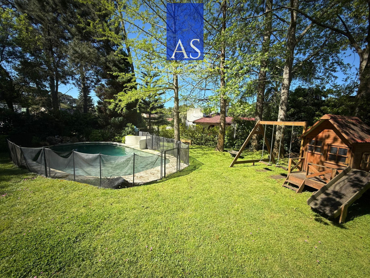 Casa ID.4690 - Casa de 4 dormitorios con piscina climatizada y barbacoa, sobre 1.250 m² de terreno en Punta del Este