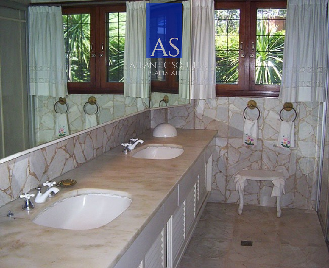 Casa ID.4060 - Casa de 5 dormitorios excelente zona a metros de Playa Mansa, Punta del Este.