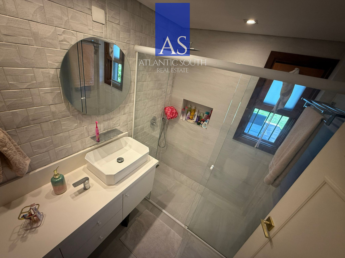 Casa ID.4690 - Casa de 4 dormitorios con piscina climatizada y barbacoa, sobre 1.250 m² de terreno en Punta del Este