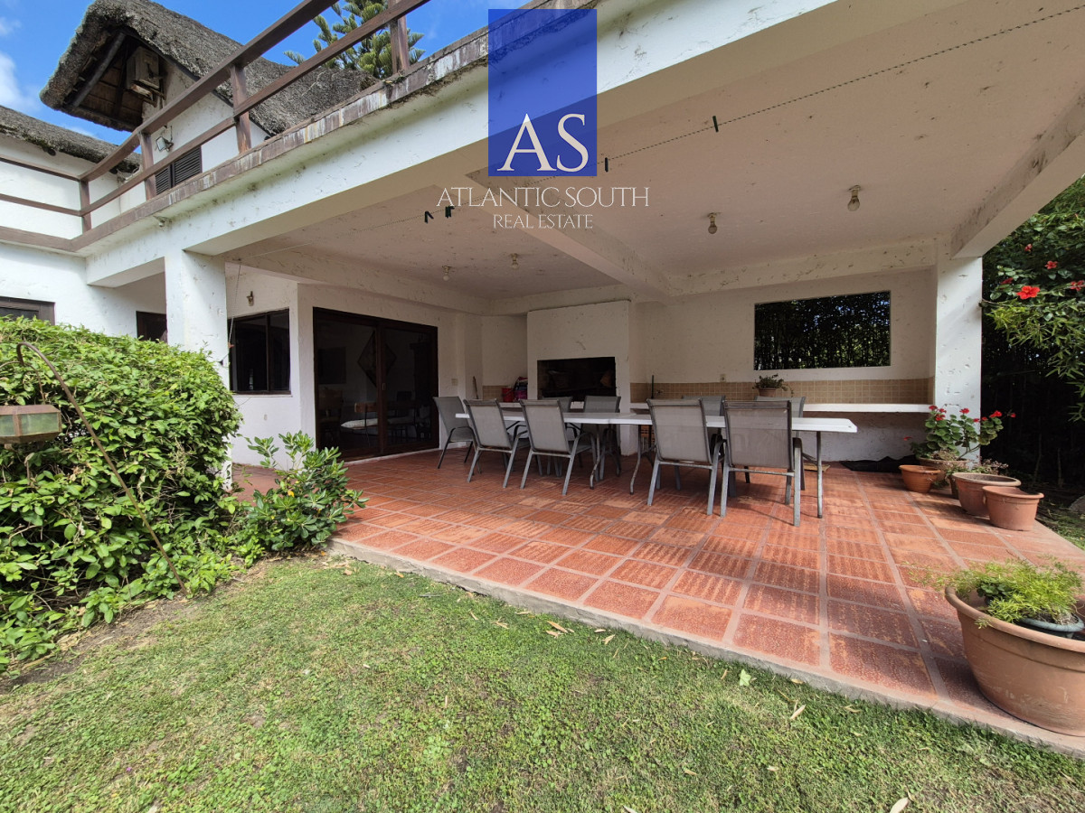 Casa ID.4454 - Casa 4 dormitorios a media cuadra del mar con piscina y jardín Pinares Playa Mansa 