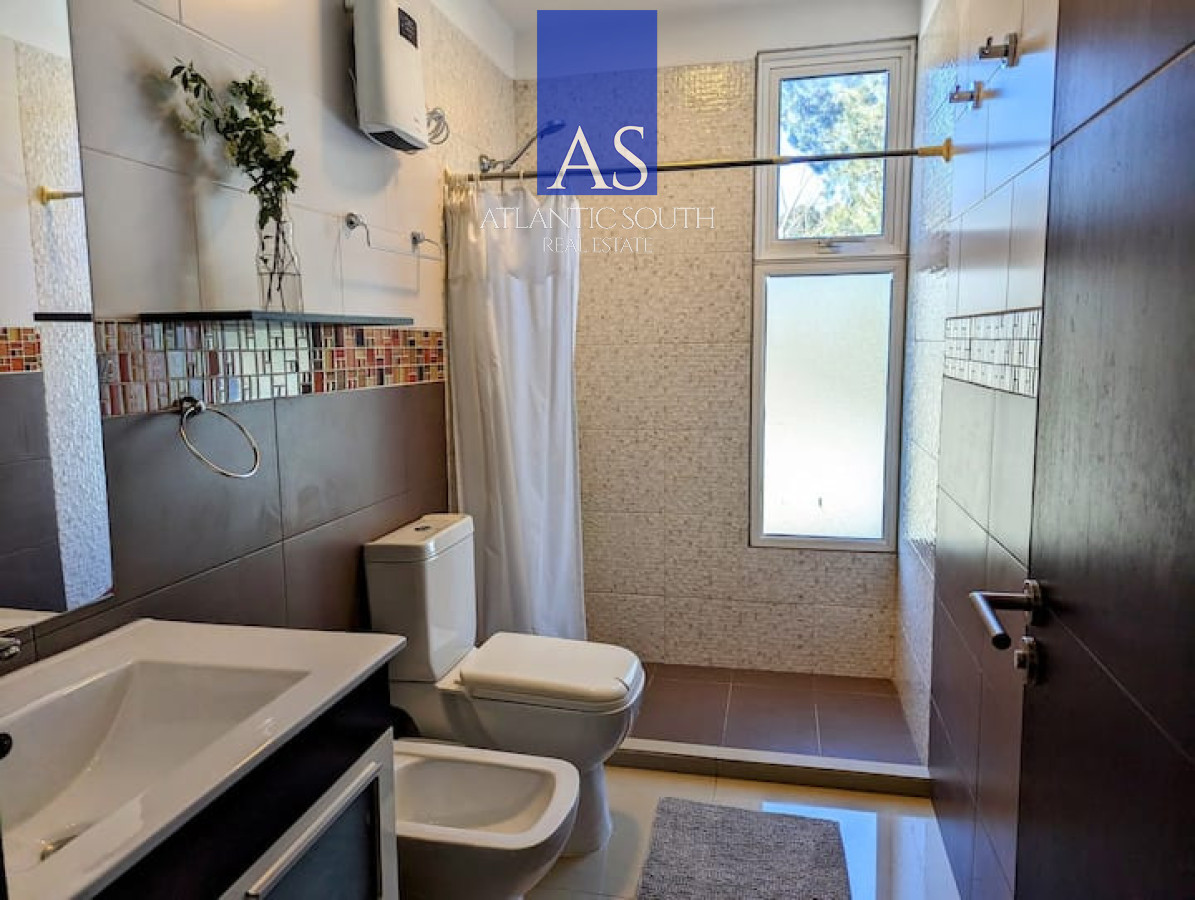 Casa ID.5090 - Casa de 4 dormitorios con piscina y amplio jardín en Punta del Este