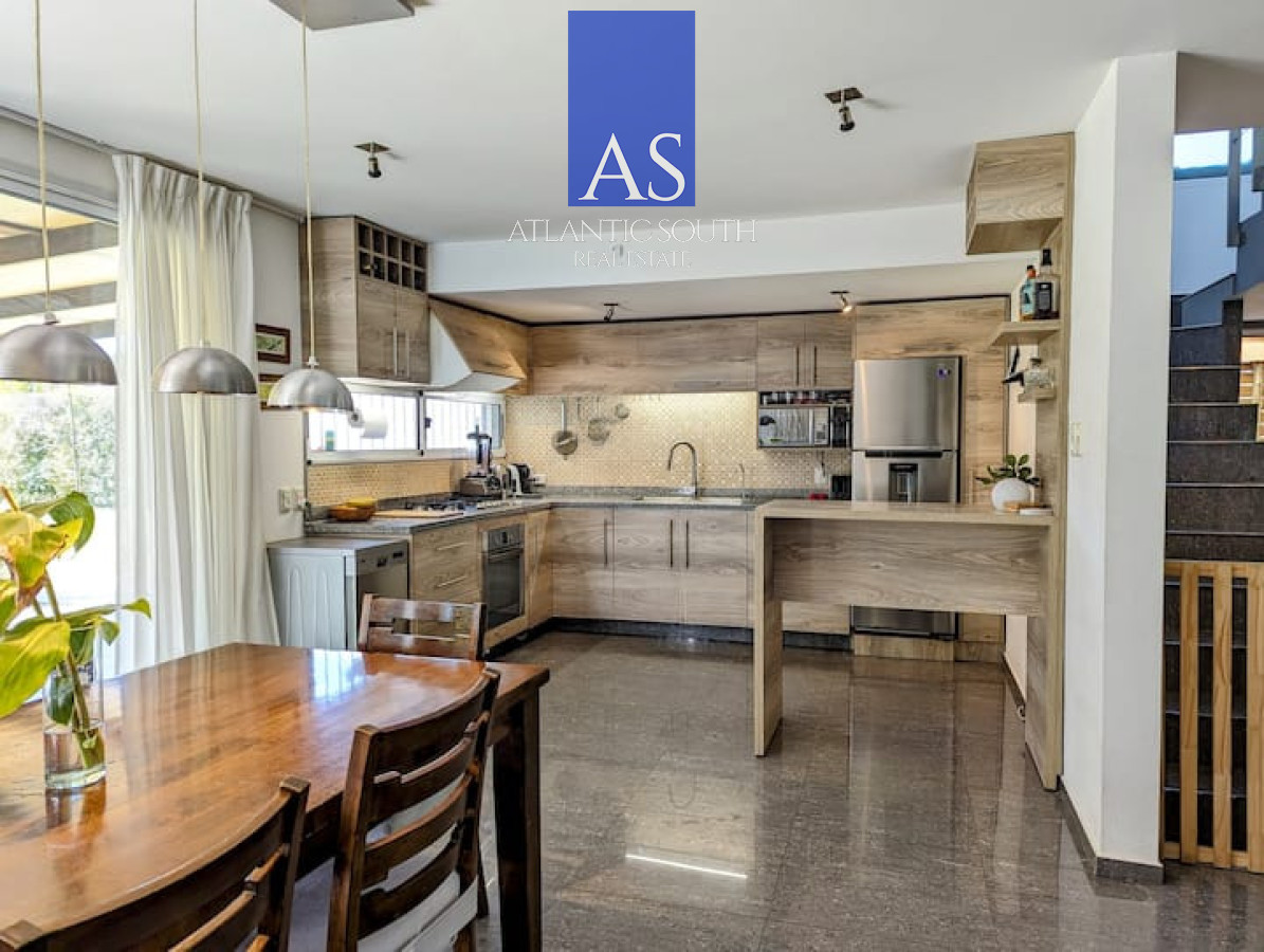 Casa ID.5090 - Casa de 4 dormitorios con piscina y amplio jardín en Punta del Este