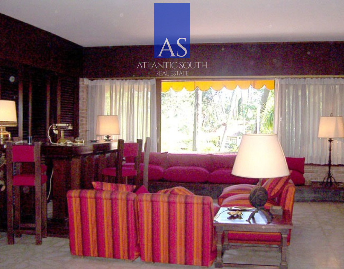 Casa ID.4060 - Casa de 5 dormitorios excelente zona a metros de Playa Mansa, Punta del Este.