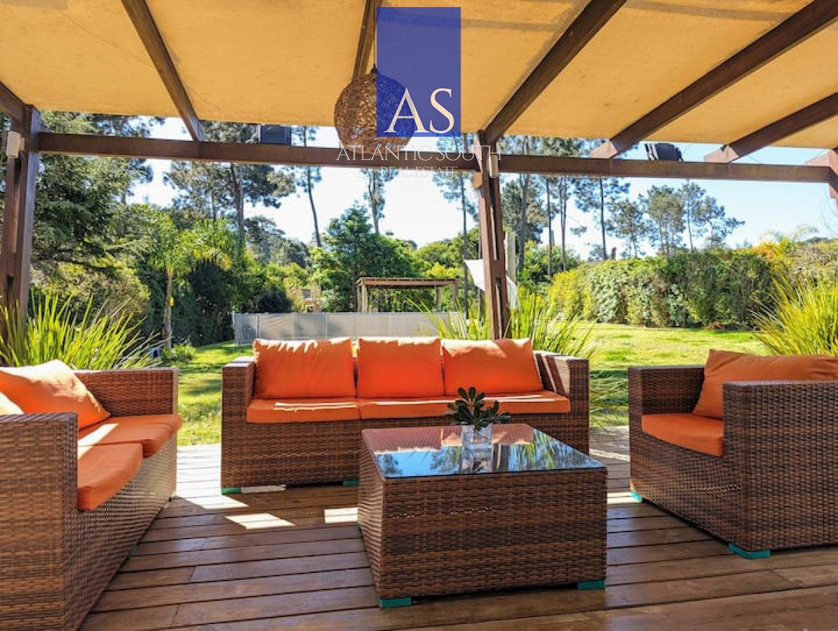 Casa ID.5090 - Casa de 4 dormitorios con piscina y amplio jardín en Punta del Este