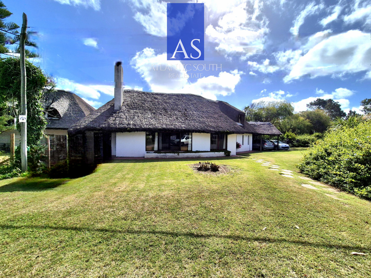 Casa ID.4454 - Casa 4 dormitorios a media cuadra del mar con piscina y jardín Pinares Playa Mansa 