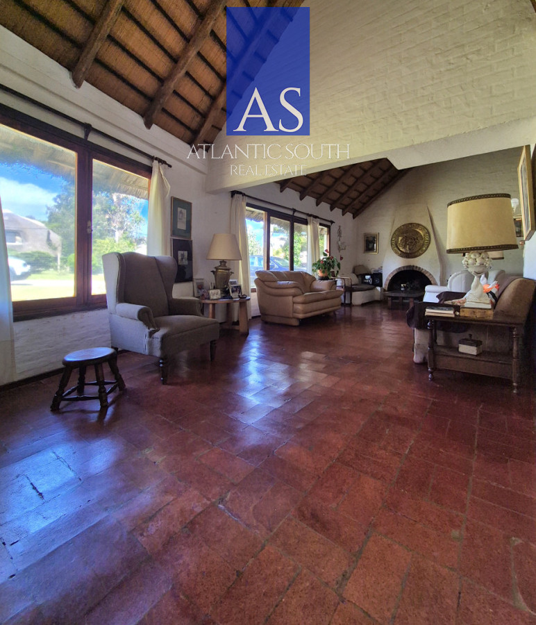 Casa ID.4454 - Casa 4 dormitorios a media cuadra del mar con piscina y jardín Pinares Playa Mansa 