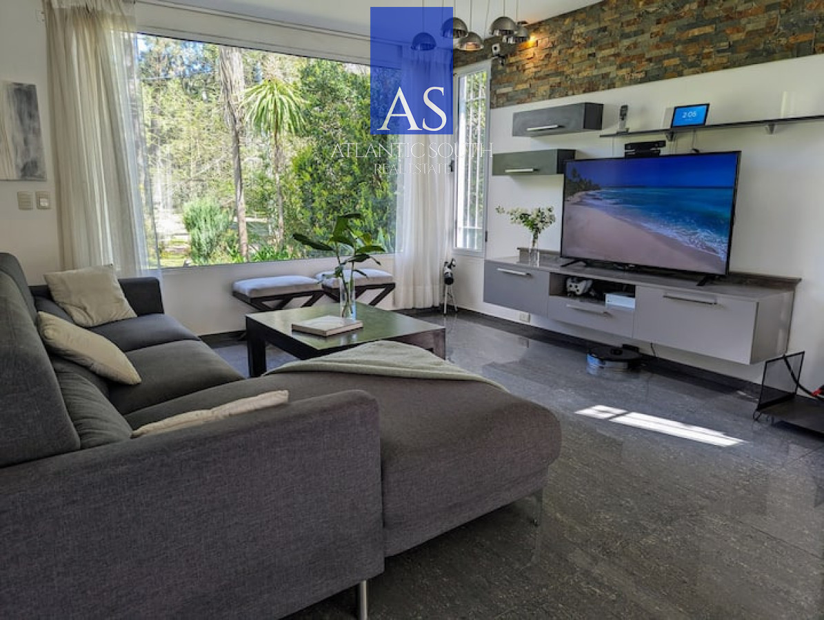 Casa ID.5090 - Casa de 4 dormitorios con piscina y amplio jardín en Punta del Este