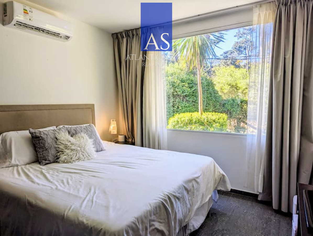Casa ID.5090 - Casa de 4 dormitorios con piscina y amplio jardín en Punta del Este
