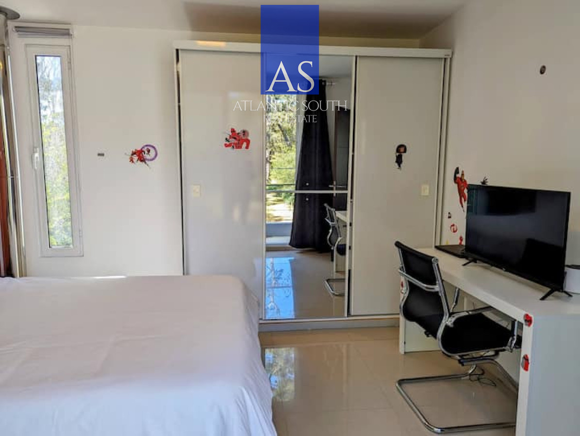 Casa ID.5090 - Casa de 4 dormitorios con piscina y amplio jardín en Punta del Este