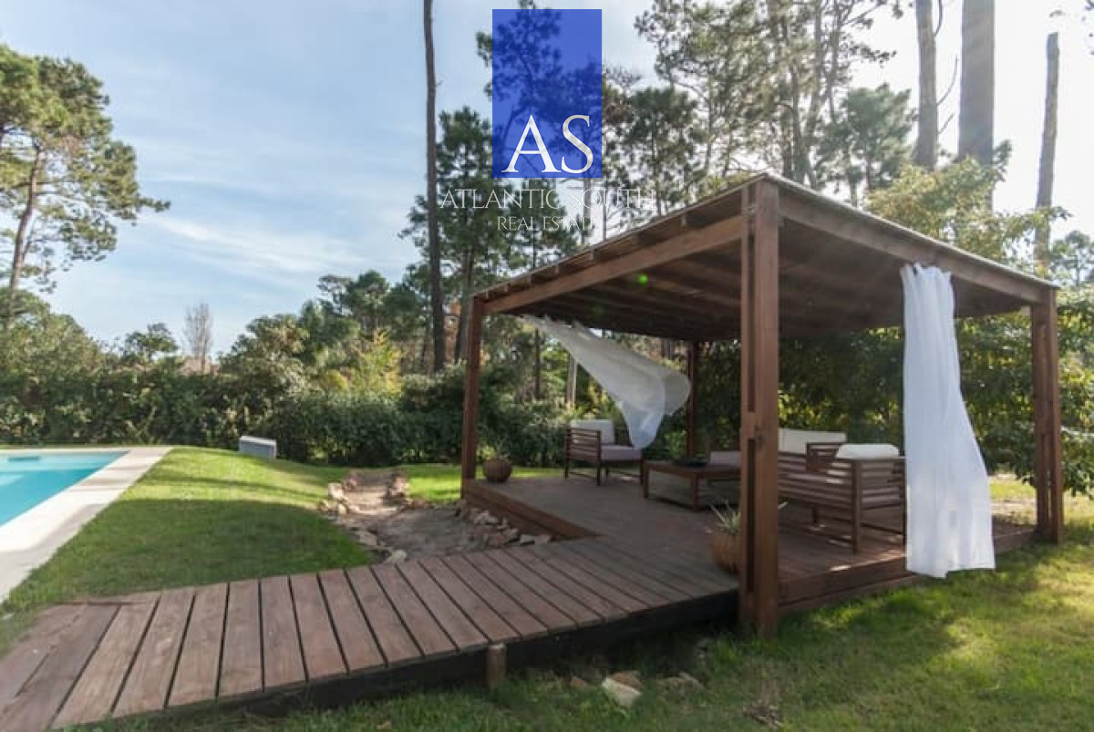 Casa ID.5090 - Casa de 4 dormitorios con piscina y amplio jardín en Punta del Este